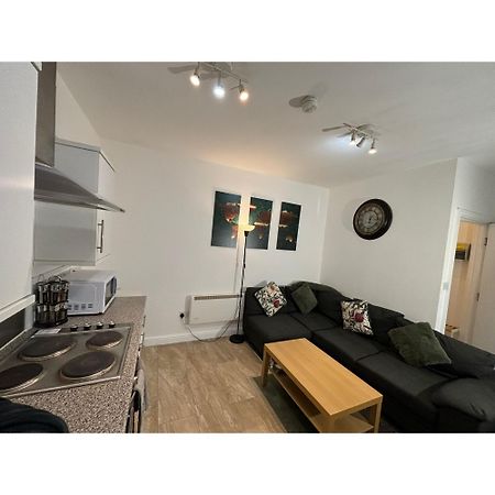 Enjoy A Spacious Lounge With A Cozy Sofa Bed And A Private Ensuite Bedroom Wednesbury Bagian luar foto