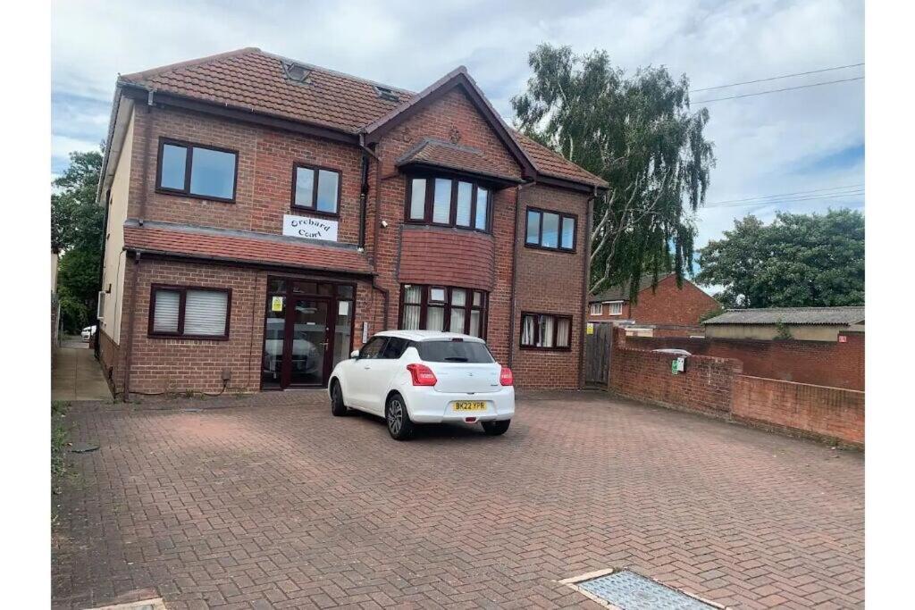Enjoy A Spacious Lounge With A Cozy Sofa Bed And A Private Ensuite Bedroom Wednesbury Bagian luar foto