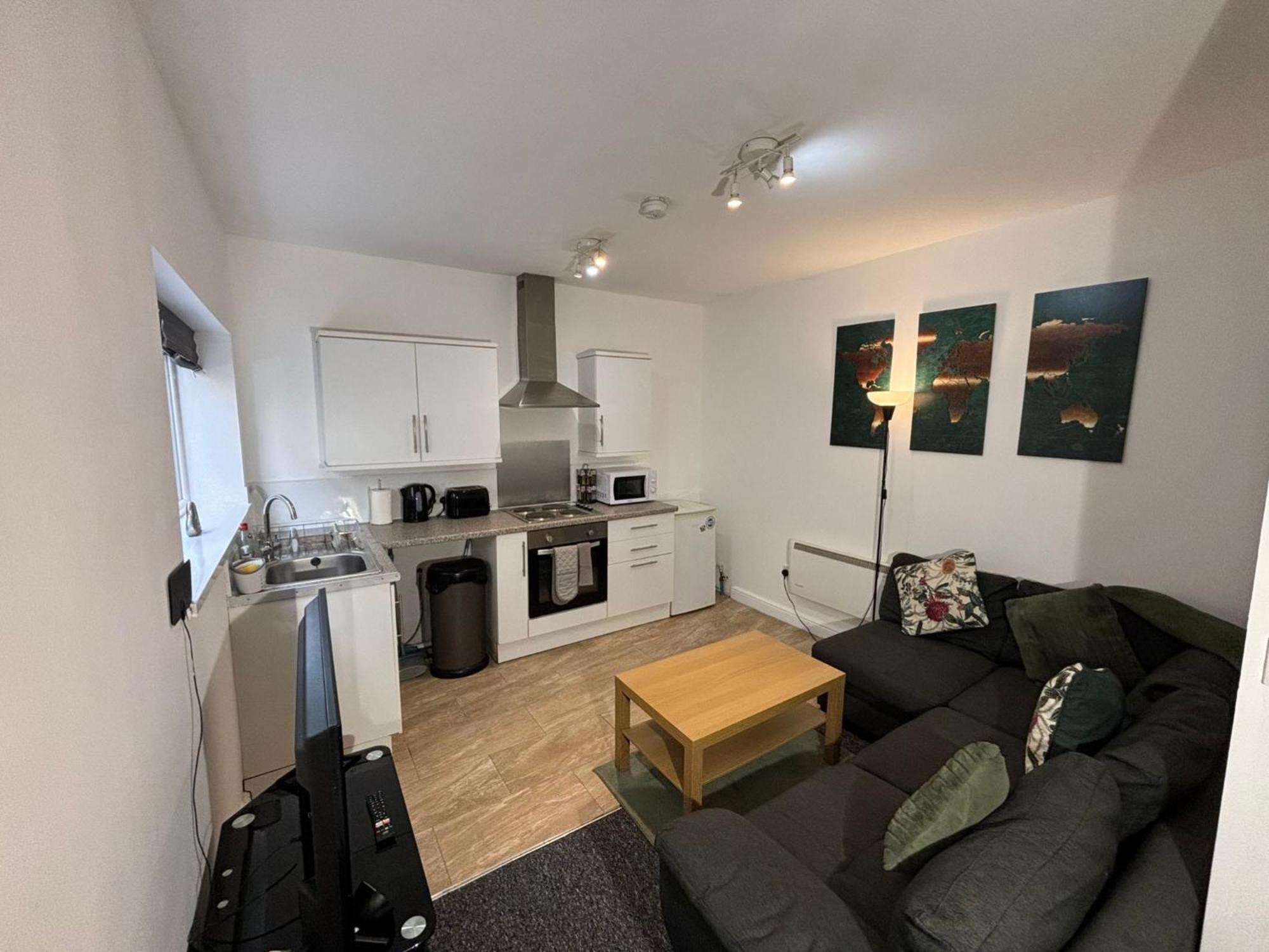 Enjoy A Spacious Lounge With A Cozy Sofa Bed And A Private Ensuite Bedroom Wednesbury Bagian luar foto
