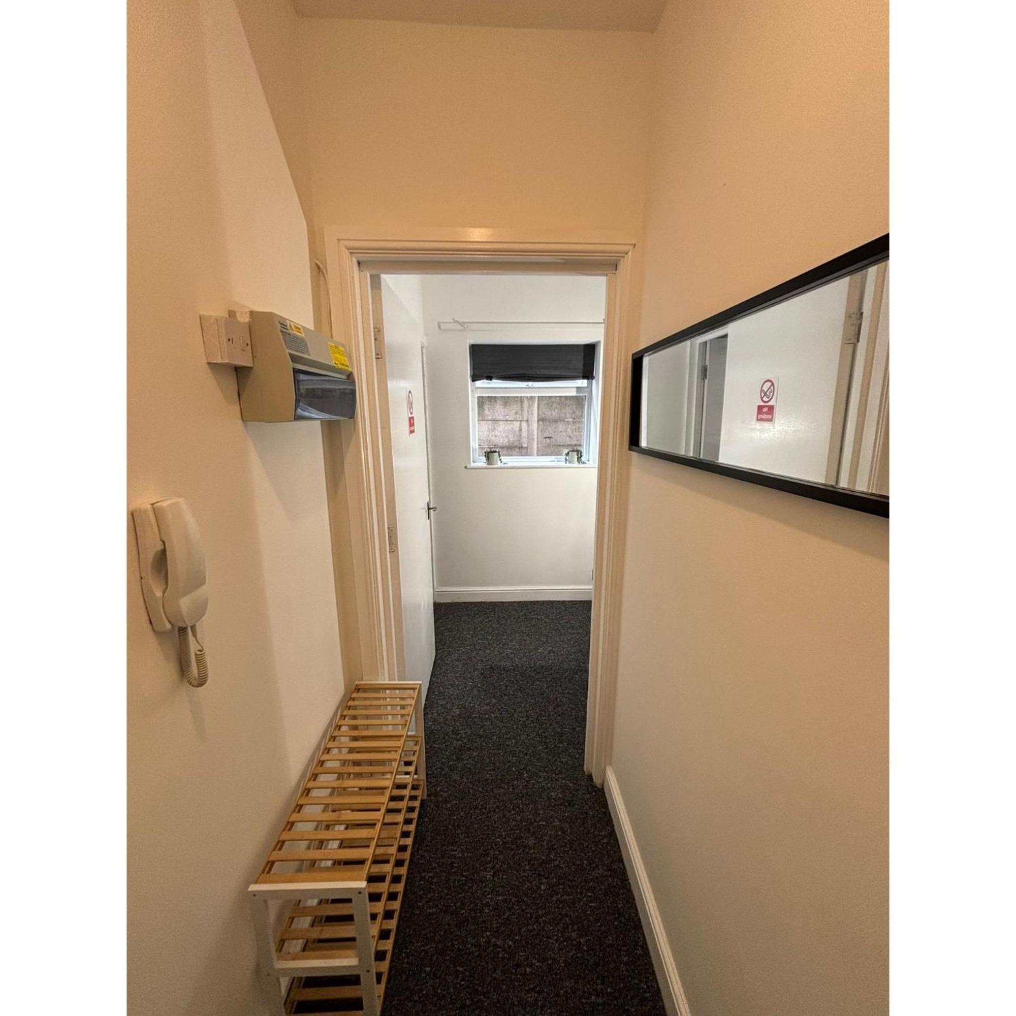 Enjoy A Spacious Lounge With A Cozy Sofa Bed And A Private Ensuite Bedroom Wednesbury Bagian luar foto
