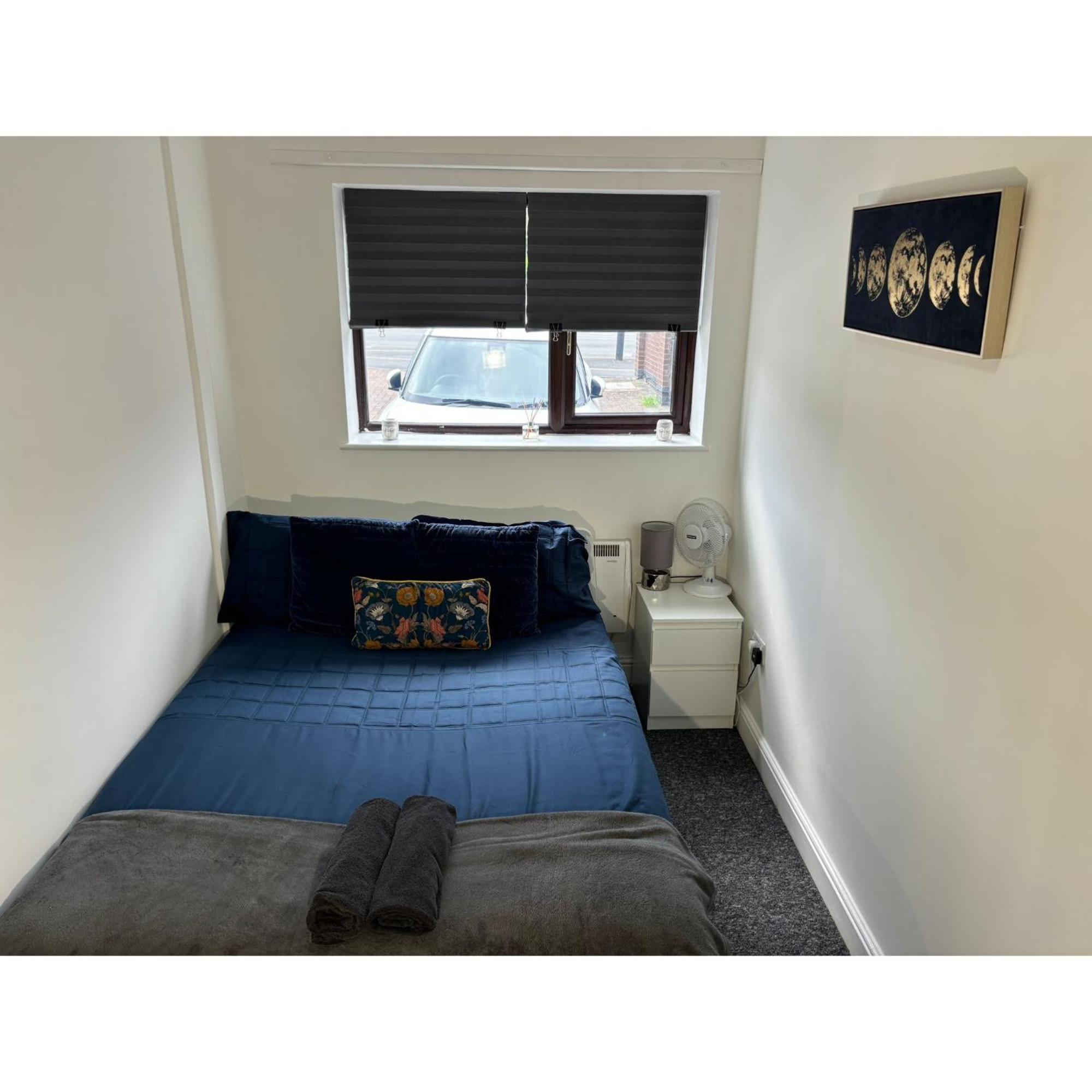 Enjoy A Spacious Lounge With A Cozy Sofa Bed And A Private Ensuite Bedroom Wednesbury Bagian luar foto