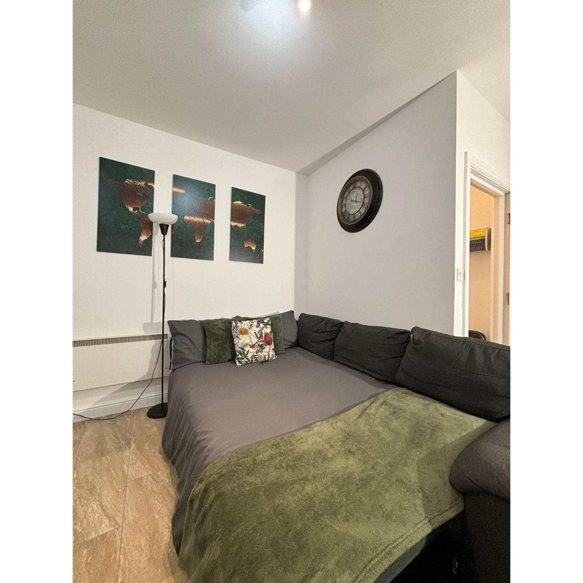 Enjoy A Spacious Lounge With A Cozy Sofa Bed And A Private Ensuite Bedroom Wednesbury Bagian luar foto
