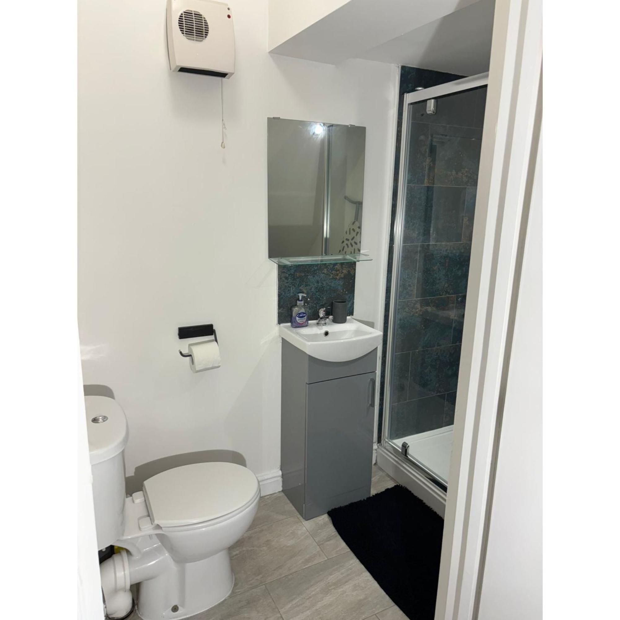 Enjoy A Spacious Lounge With A Cozy Sofa Bed And A Private Ensuite Bedroom Wednesbury Bagian luar foto