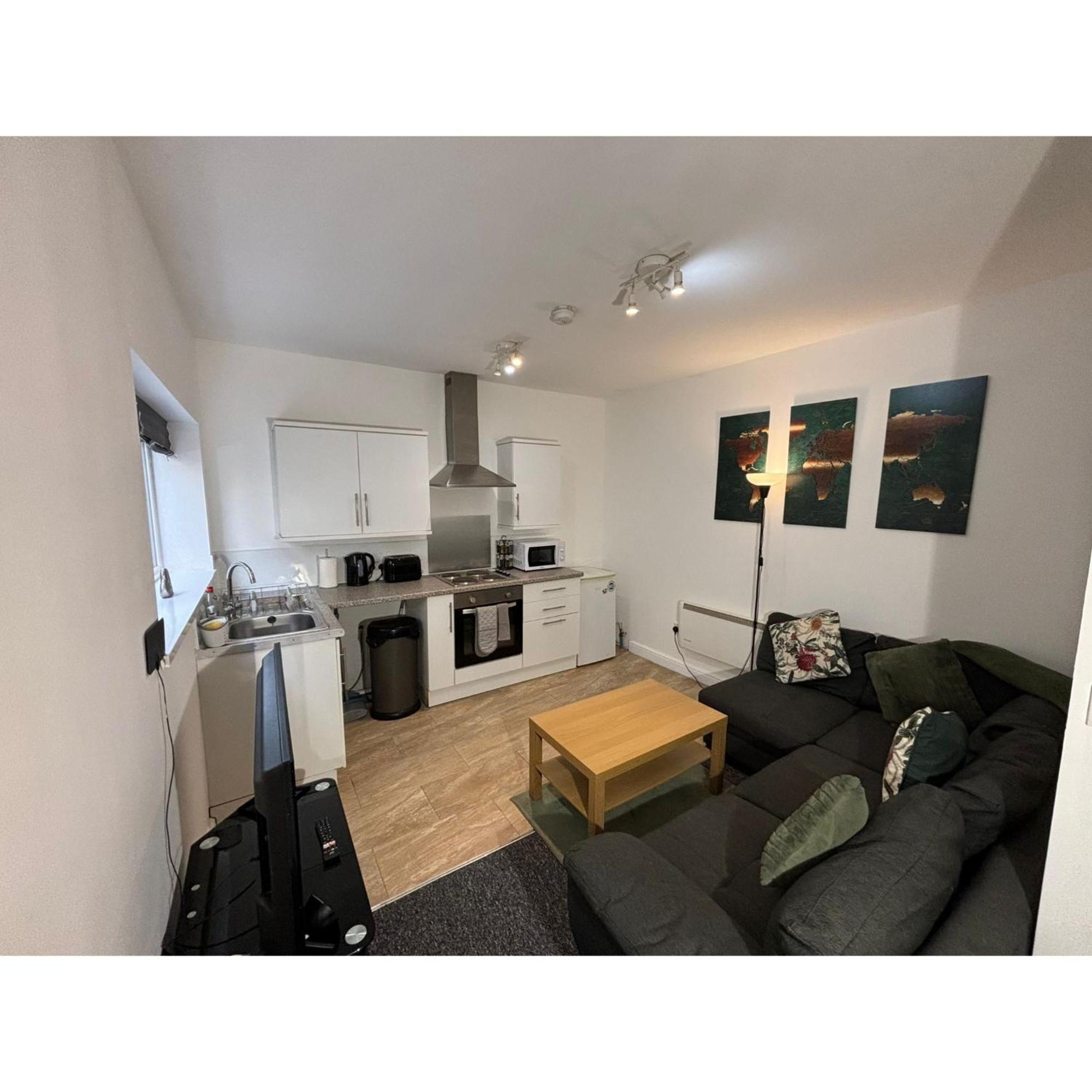 Enjoy A Spacious Lounge With A Cozy Sofa Bed And A Private Ensuite Bedroom Wednesbury Bagian luar foto