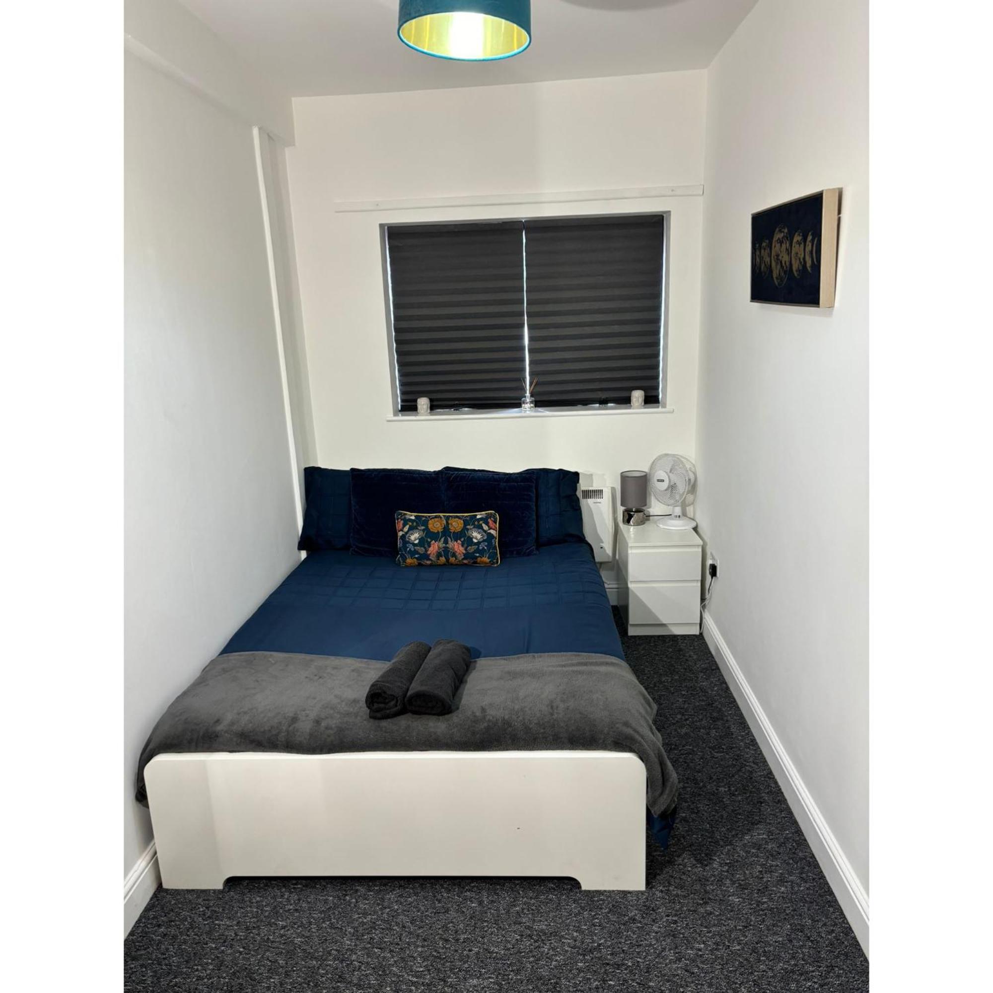Enjoy A Spacious Lounge With A Cozy Sofa Bed And A Private Ensuite Bedroom Wednesbury Bagian luar foto