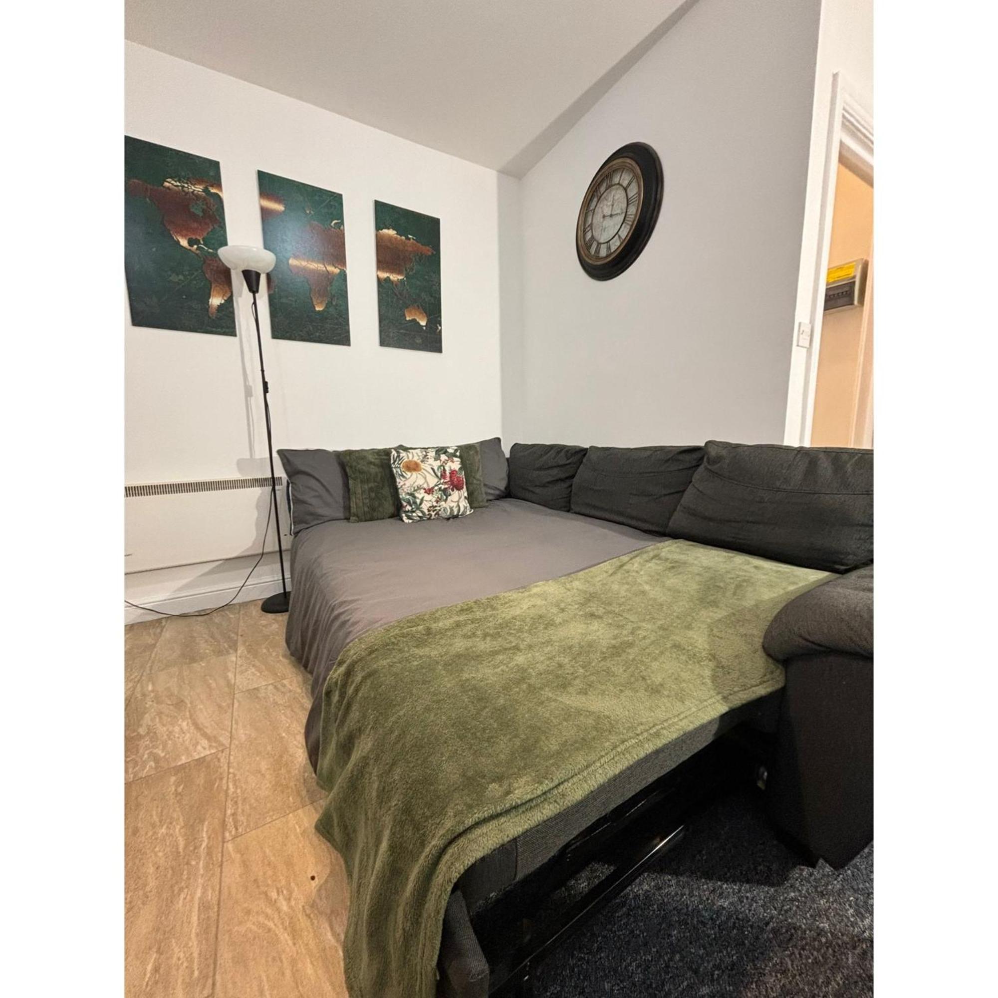 Enjoy A Spacious Lounge With A Cozy Sofa Bed And A Private Ensuite Bedroom Wednesbury Bagian luar foto