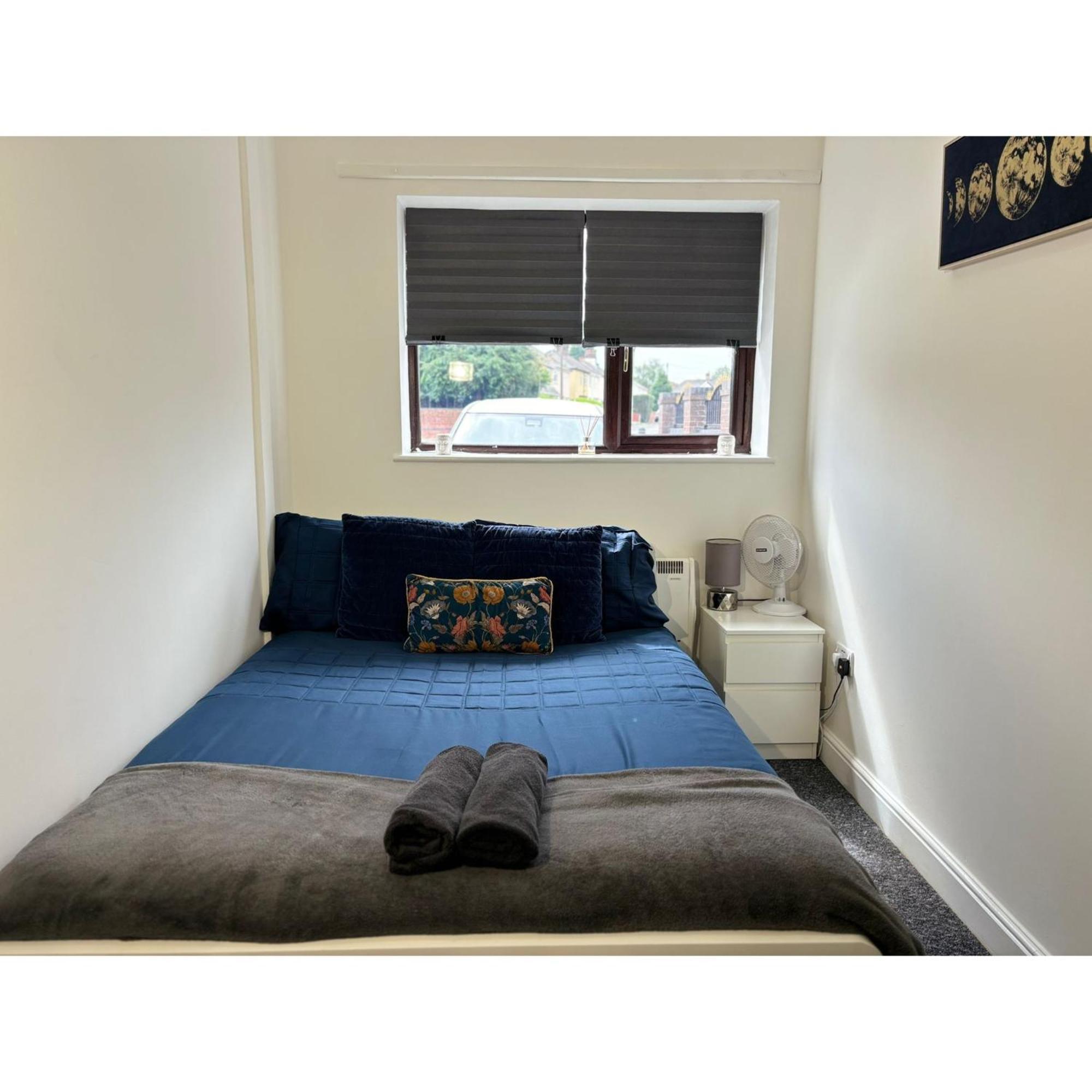 Enjoy A Spacious Lounge With A Cozy Sofa Bed And A Private Ensuite Bedroom Wednesbury Bagian luar foto